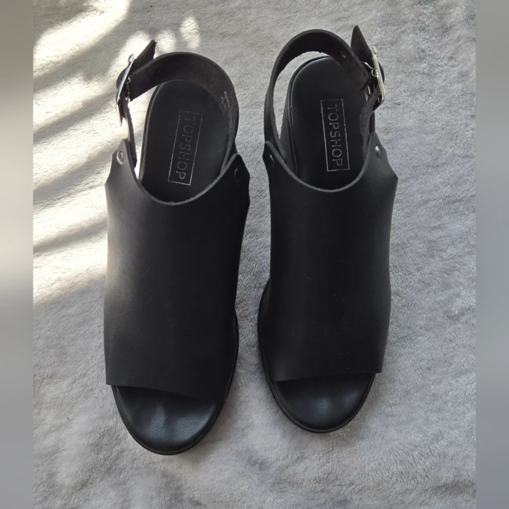 Open-Toe Sandals - Picture 3 of 4